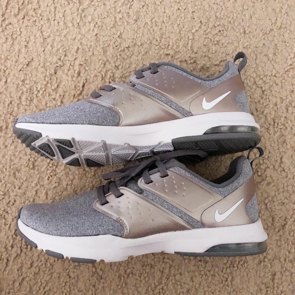 Brand new Nikes shoe size 7 in the style zaca